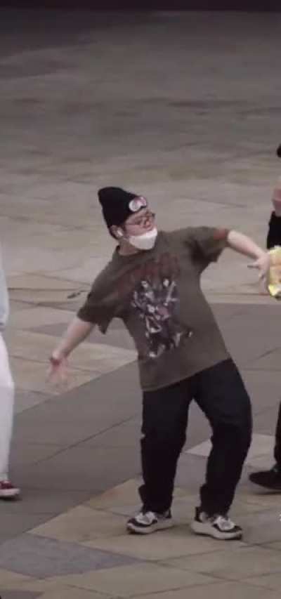 Dancer flawlessly hits every beat. Dancer: Yool (instagram @yoolwxnder)