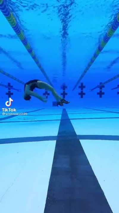 Me inside the 20/3 pool party🏊&zwj;♀️zac after he ulted my whole team 😍