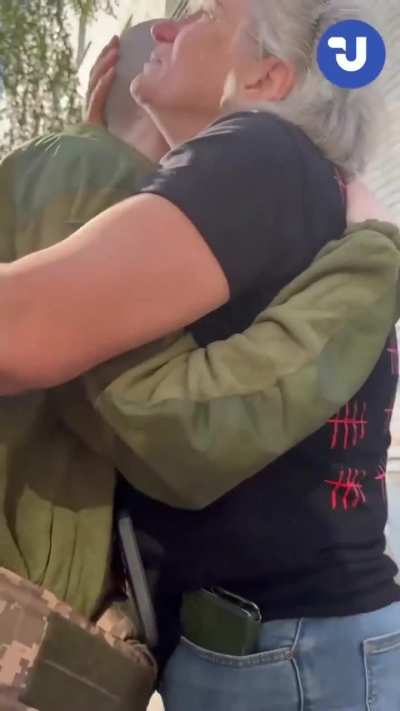 A young Ukrainian soldier returns home after 2 years in the enemy&rsquo;s captivity: doesn&rsquo;t talk, doesn&rsquo;t recognise his his Mum, doesn&rsquo;t respond to anything 💔 but he&rsquo;s home. 🇺🇦