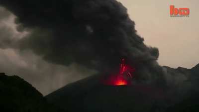 🔥 Rare volcanic lightning at the Sakurajima volcano in Japan