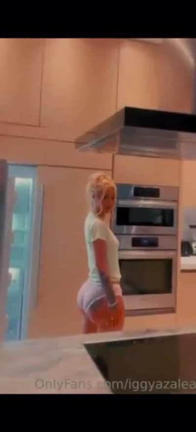 My second baby momma Iggy Azalea making it clap 👏🏼