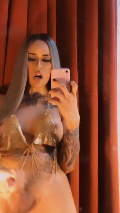 Amadora Fox makes herself cum 💦