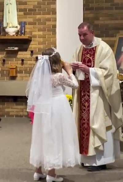 Priest&rsquo;s reaction to 7-year-old chugging her first communion wine