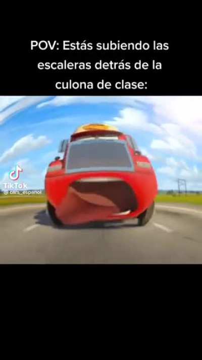 *Le nalguea*