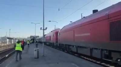 At the railway station in Vilnius, when the Moscow-Kaliningrad train stops, an announcement about the war in Ukraine sounds over the loudspeaker: "Dear passengers of the Moscow-Kaliningrad train No. 29! Today Putin is killing civilians in Ukraine. Do you 