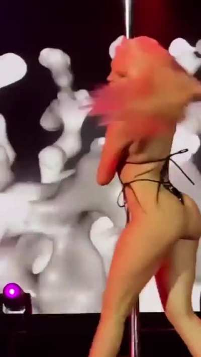 Ela adora provocar