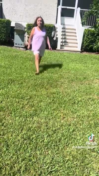 Racist boomer tries to make them fall&hellip; 😳 