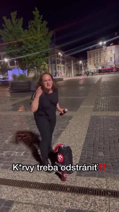 Vyjadrenie sč&iacute;tanej pani s Martinus ta&scaron;kou pri prezidentskom pal&aacute;ci: