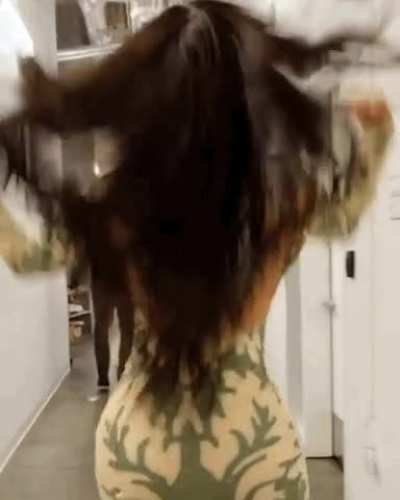 Kylie Jenner&rsquo;s ass jiggle while she walks
