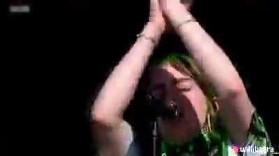 Primer cumbi&oacute;n en vivo de billie eyelash