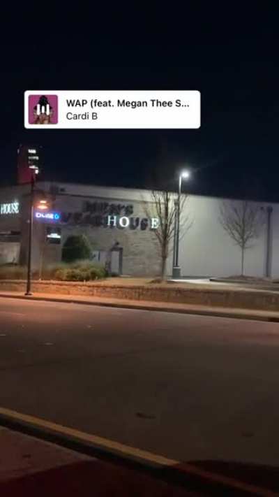 This Men&rsquo;s Wearhouse is lit (sound on!)