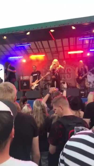 This concert sucks!