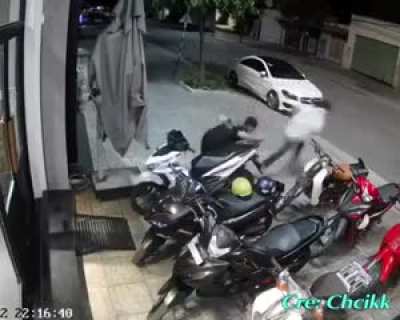 Man got shank in front of a internet caffe.