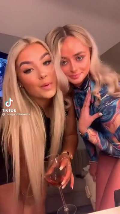 Two blonde DIMEZ 💎