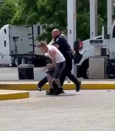 Guy gets out of handcuffs and runs from police