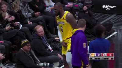 [Highlight] LeBron heads to the locker room with an apparent groin injury