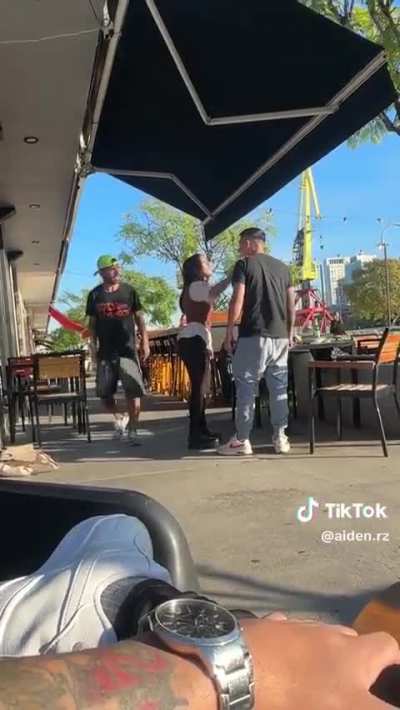 Puerto Madero: Vendedor de medias se enojó con un joven porque no le quiso comprar y su amiga tuvo que interceder para detener la pelea