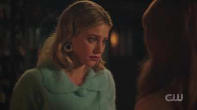 Lili & Madelaine kissing scene