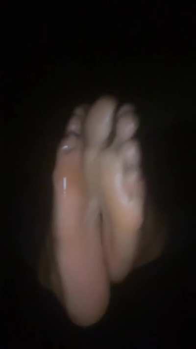 Can I rub my feet on you cock😩😊
