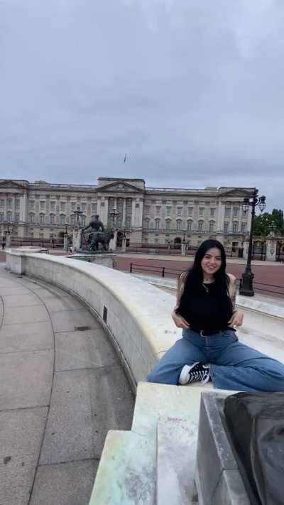 Being a slutty tourist and getting my tits out at Buckingham phallus