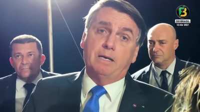 Trabalhar para pagar as f&eacute;rias do Bolsonaro. Bolsonaro sobre seus gastos nas f&eacute;rias: ''mas eu vou assim mesmo. Ah, gastou dois milh&otilde;es nas f&eacute;rias. Vai ter mais ferias ainda para ser gastas. Fique tranquila.PQ eu n&atilde;o posso sair com 20 pessoas, a&iacute; vou ficar