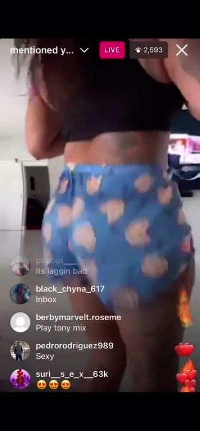 👅👏🏾