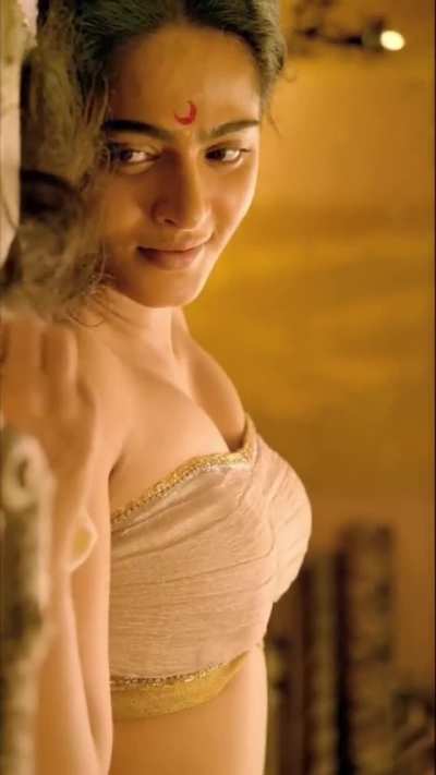 One thing I love in South Industry is How they make Actresses Dress to expose Navel, Midriff and Cleavage and at same time They give far better sensual expressions than Bollywood Actresses Career. Example is Today's Birthday Arabian Horse Anushka Shetty