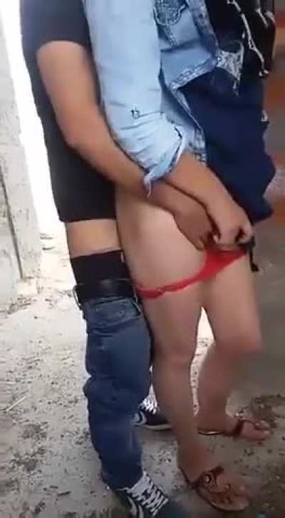 Dul hatunu inşaatta g&ouml;t&uuml;r&uuml;yorlar