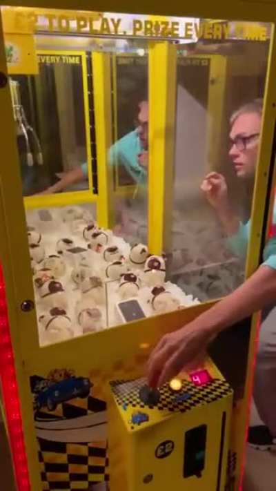 The only man to win at the claw machine game in 14 years