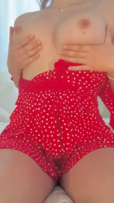 I de[f]initely will have some "accidental" nip slips today🍒😉