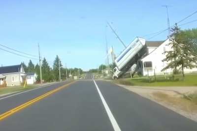Truck horizontal, wirepole ground fixed... Truck vertical and wirepole dangling right after