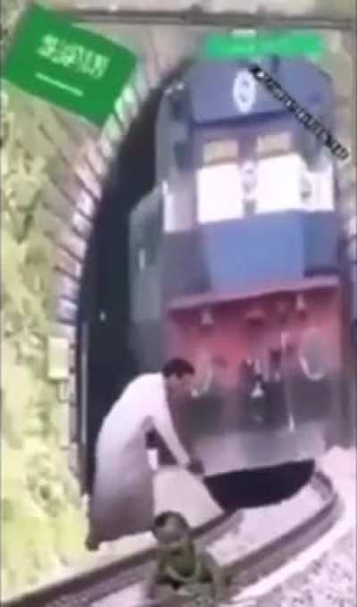 👳