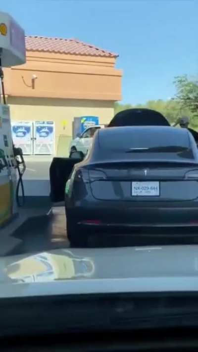 He realices Tesla doesn&rsquo;t not uses gas