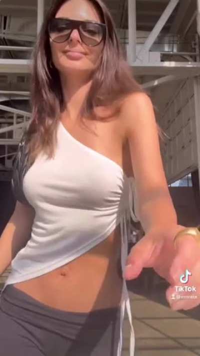 Emily Ratajkowski pokies