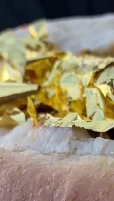 Por 50 d&oacute;lares la pieza en Hermosillo Sonora se vende el hot dog "DUBAI" que va recubierto con laminillas de oro de 24k mismas que presentan con un certificado de autenticidad