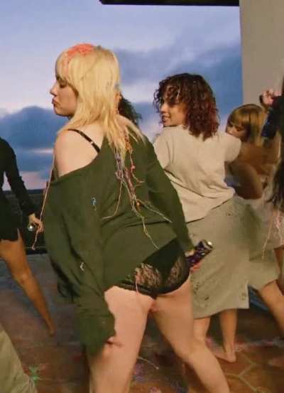 Dm to worship and obsess over big booty Billie 😩