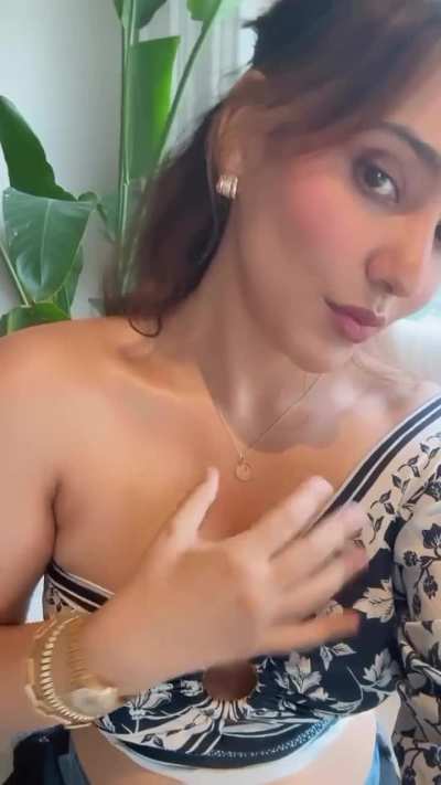 In this insta post claims she's showing her necklace in her caption but any normal man will understand her intentions. You don't need to lean back and expose your cleavage for that. Then they lose their minds when we slut shame them. Today's hypocrite Neh
