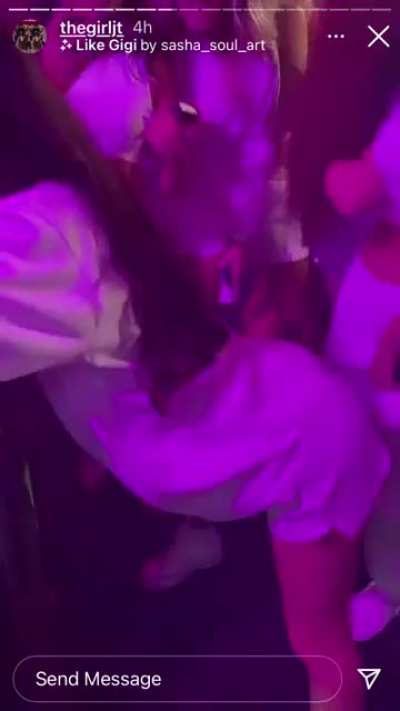bro what the fuck was Charli D&rsquo;Amelio doing at the party 💀