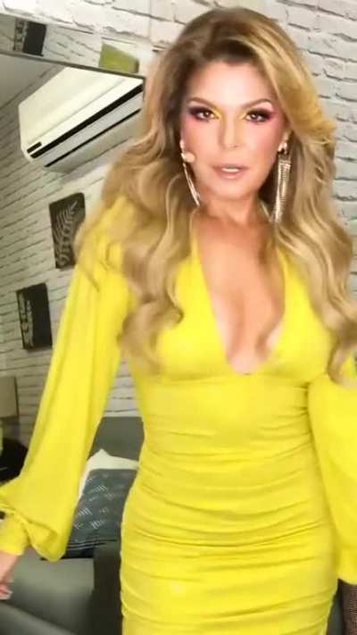 Itati Cantoral Tetas bien ricas, toda una Milf