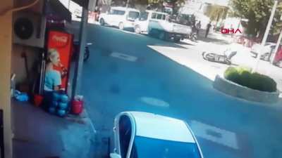 S&uuml;ren erkek olsa kıza &ccedil;arpsa adam taciz ediyor diye tutuklanır.. kız adamın anasını sikti hala daha 3. ye carpması icin moturnu kaldırmaya yardım ediyorlar