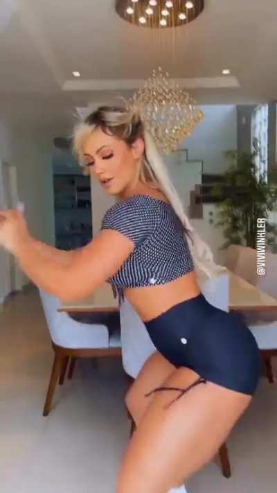 Melhor vídeo dela, de nada.