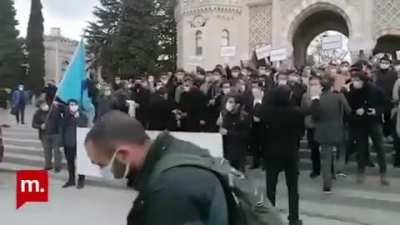 Boğazi&ccedil;i &ouml;ğrencileri kalabalık gezdikleri i&ccedil;in g&ouml;z altına alınırken, aynı an da bu g&ouml;r&uuml;nt&uuml;ler yaşandı. Adım adım i&ccedil; &ccedil;atışmaya.