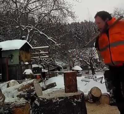 Dude has no arms, but chops wood better than most&hellip;