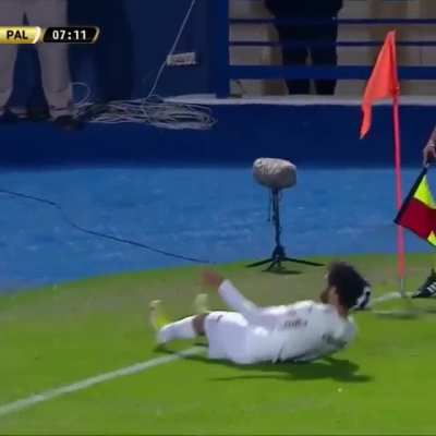 Linesman great tackle in today's Libertadores match of Cerro Porteño vs Palmeiras.