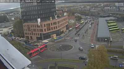 How not to roundabout (silver car entering from lower right)