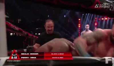 Mike Perry swangin' &amp;amp; bangin' in the last seconds of his Triad Combat match