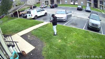 Dude from DoorDash just dropped of my buddy&rsquo;s food, took a picture to show it was delivered, then stole the food.