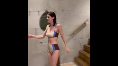 Alexandra Daddario cold in bikini (IG)