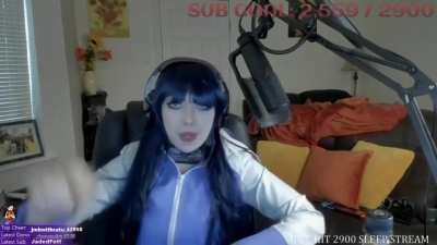 a streamer stabs her can of whiteclaw