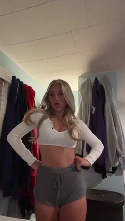 How could you resist this tight high school slut’s pussy?🤤